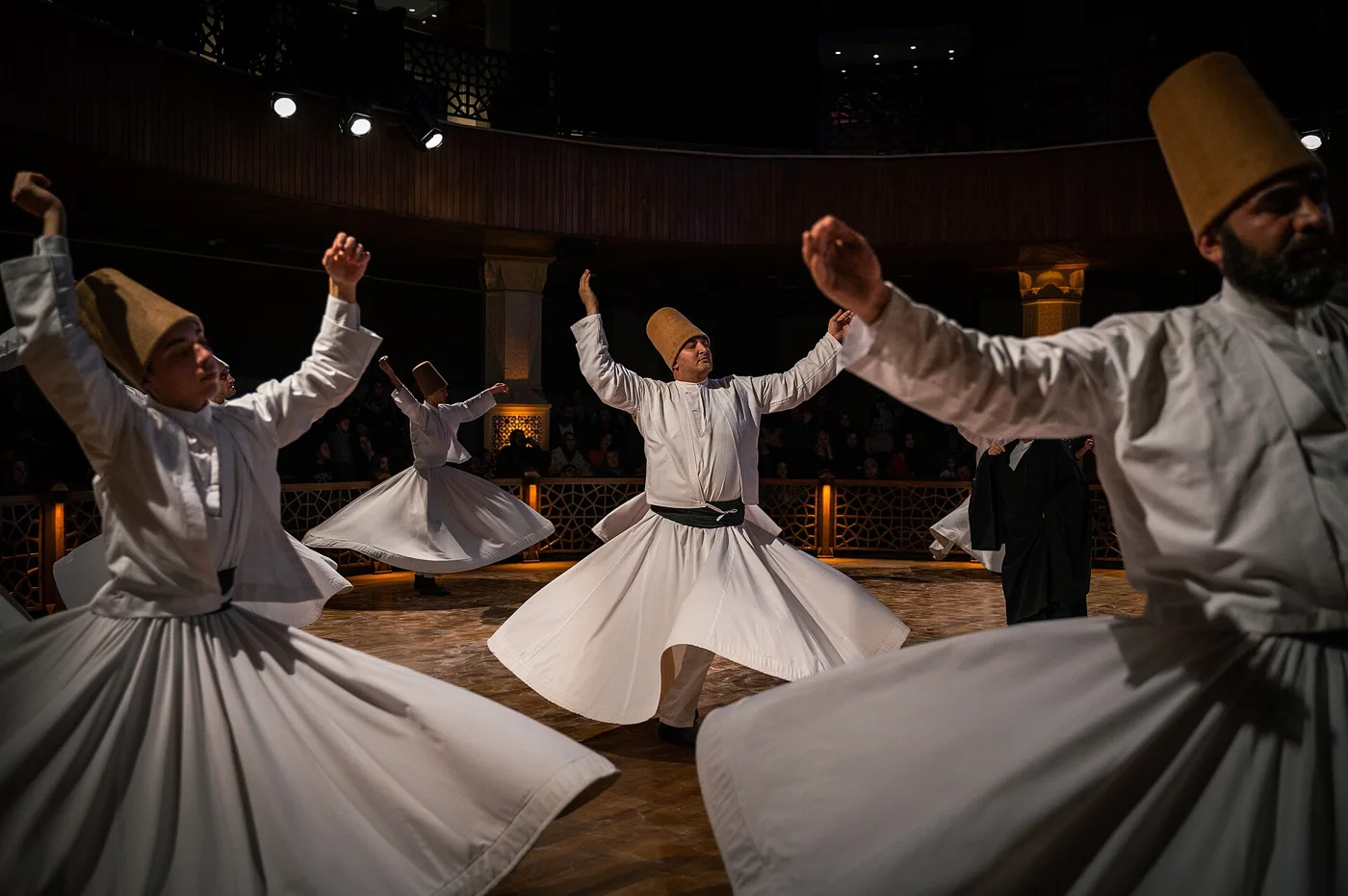 Konya’da birlikte semâ eden dervişler.